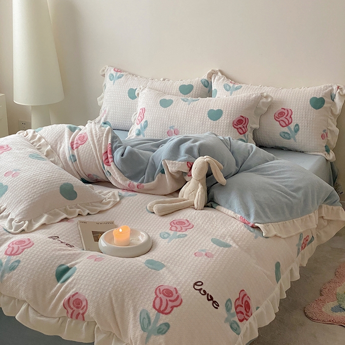 91家纺网 家纺一手货源 找家纺 潘朵拉家纺 2023新款雕花韩式华夫格花边牛奶绒四件套  南梦花园