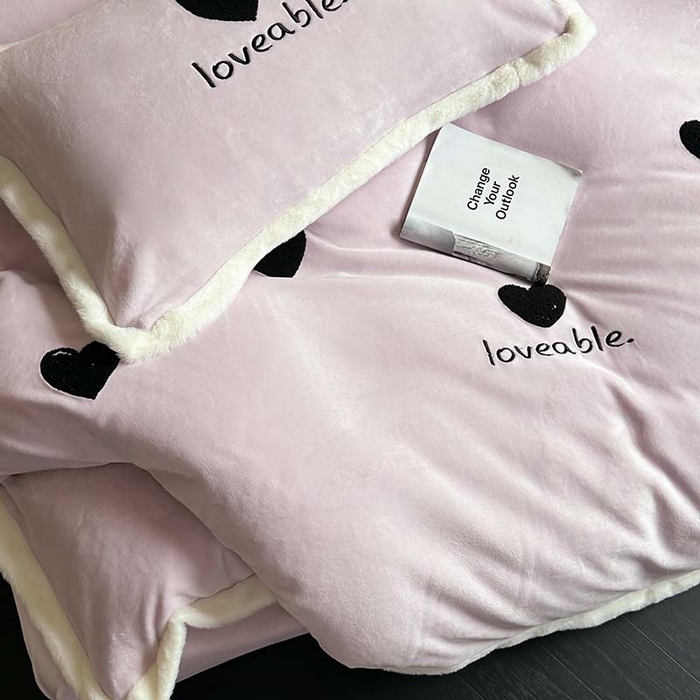 91家纺网 家纺一手货源 找家纺 圆岛家纺 2023秋冬新款少女心桃心樱桃毛巾绣牛奶绒四件套 桃心（淡紫）