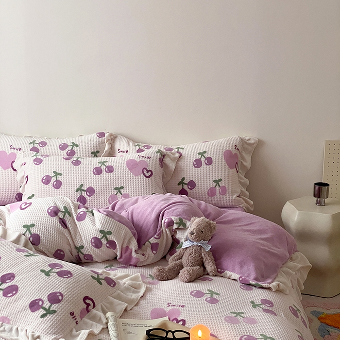 91家纺网 家纺一手货源 找家纺 潘朵拉家纺 2023新款雕花韩式华夫格花边牛奶绒四件套  车厘子