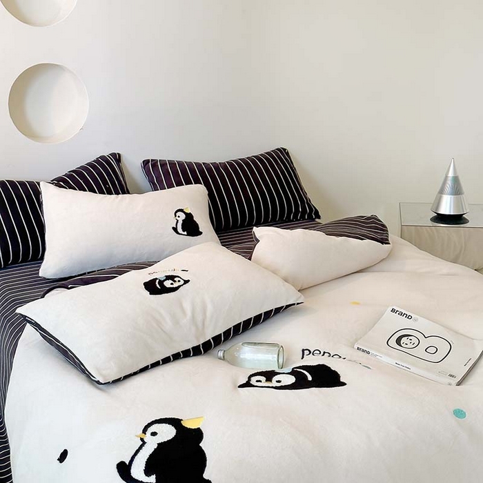 91家纺网 家纺一手货源 找家纺 圆岛家纺 2023新款可爱元气秋冬毛巾绣牛奶绒四件套 企鹅伙伴