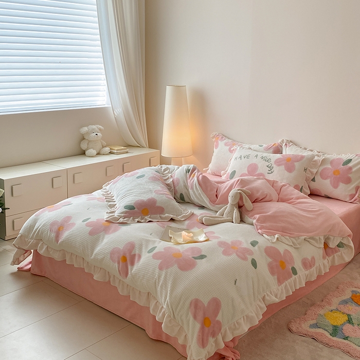 91家纺网 家纺一手货源 找家纺 潘朵拉家纺 2023新款雕花韩式华夫格花边牛奶绒四件套  淡妆初夏