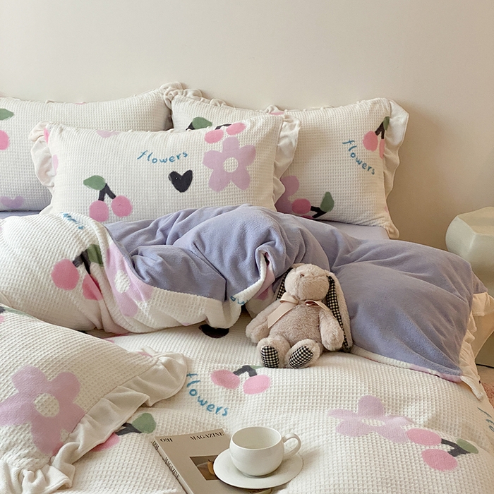 91家纺网 家纺一手货源 找家纺 潘朵拉家纺 2023新款雕花韩式华夫格花边牛奶绒四件套  樱樱花语