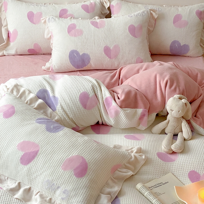 91家纺网 家纺一手货源 找家纺 潘朵拉家纺 2023新款雕花韩式华夫格花边牛奶绒四件套  粉色心情