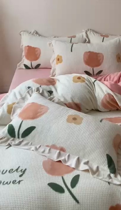 91家纺网 家纺一手货源 找家纺 潘朵拉家纺 2023新款雕花韩式华夫格花边牛奶绒四件套  小情调