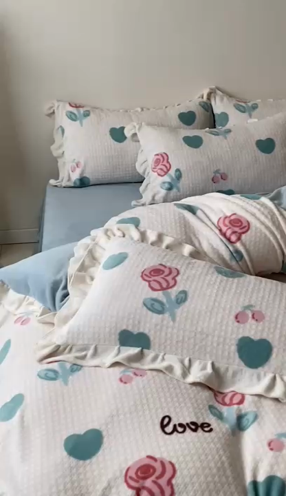 91家纺网 家纺一手货源 找家纺 潘朵拉家纺 2023新款雕花韩式华夫格花边牛奶绒四件套  南梦花园