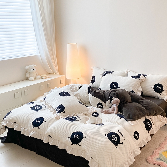 91家纺网 家纺一手货源 找家纺 潘朵拉家纺 2023新款雕花韩式华夫格花边牛奶绒四件套  球球精灵