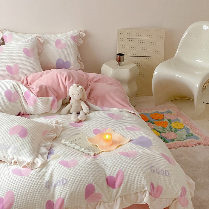 91家纺网 家纺一手货源 找家纺 潘朵拉家纺 2023新款雕花韩式华夫格花边牛奶绒四件套  粉色心情