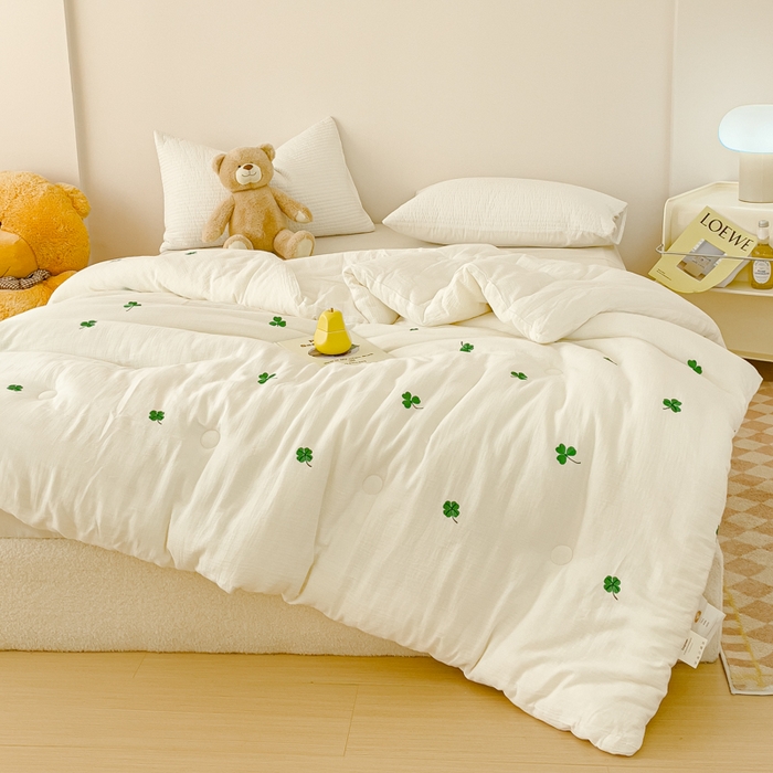 91家纺网 家纺一手货源 找家纺 木楌家居 2025新款全棉皱皱纱刺绣款被芯-风格二 三叶草