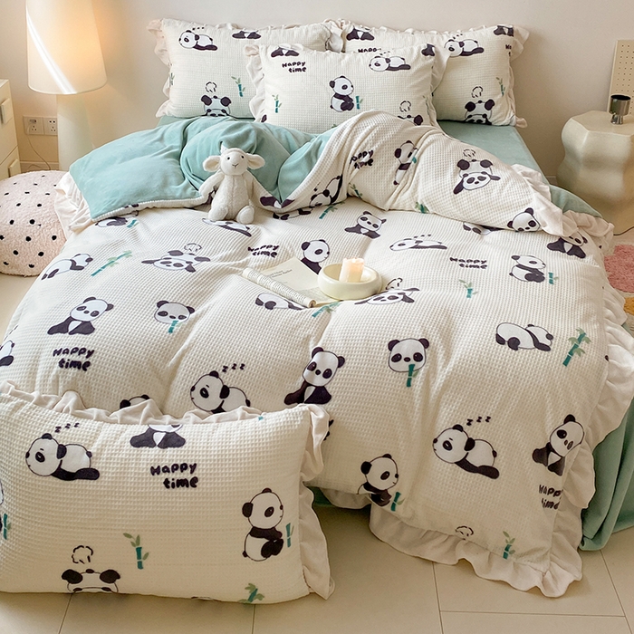 91家纺网 家纺一手货源 找家纺 潘朵拉家纺 2023新款雕花韩式华夫格花边牛奶绒四件套  开心熊宝