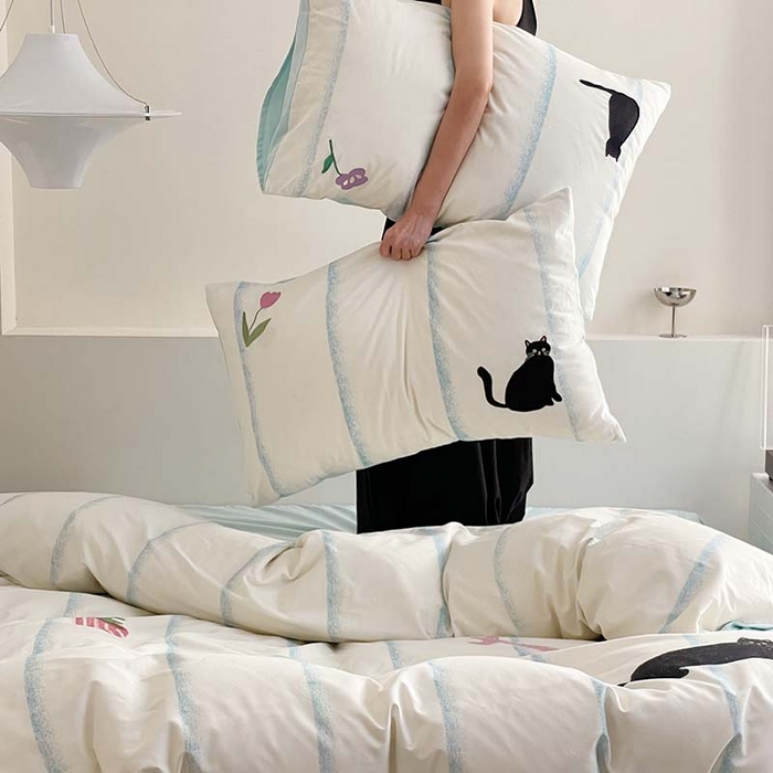 91家纺网 家纺一手货源 找家纺 圆岛家纺 2023冬季新款全棉加厚磨毛刺绣四件套-场景二 猫咪日记