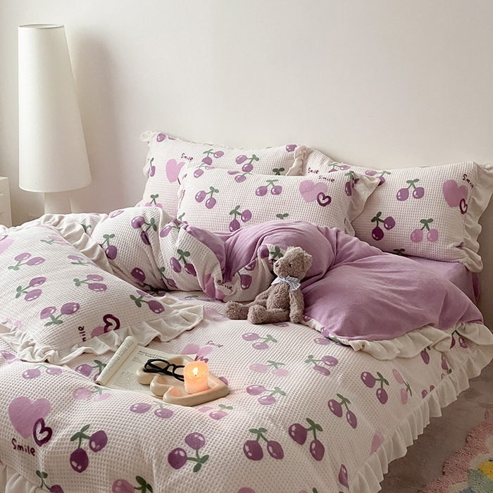 91家纺网 家纺一手货源 找家纺 潘朵拉家纺 2023新款雕花韩式华夫格花边牛奶绒四件套  车厘子