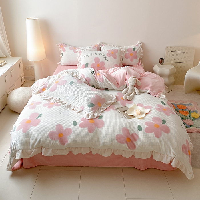 91家纺网 家纺一手货源 找家纺 潘朵拉家纺 2023新款雕花韩式华夫格花边牛奶绒四件套  淡妆初夏