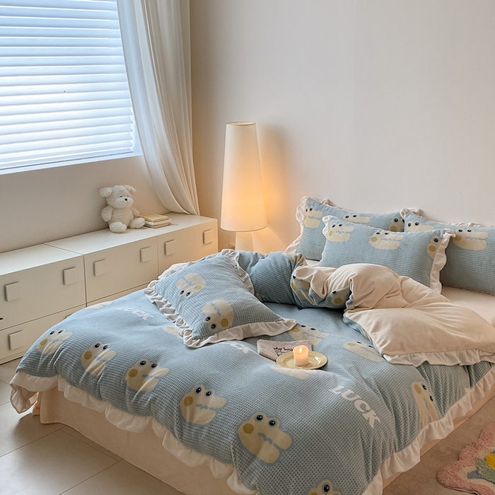 91家纺网 家纺一手货源 找家纺 潘朵拉家纺 2023新款雕花韩式华夫格花边牛奶绒四件套  幸运鳄