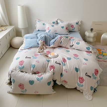 91家纺网 家纺一手货源 找家纺 潘朵拉家纺 2023新款雕花韩式华夫格花边牛奶绒四件套  南梦花园