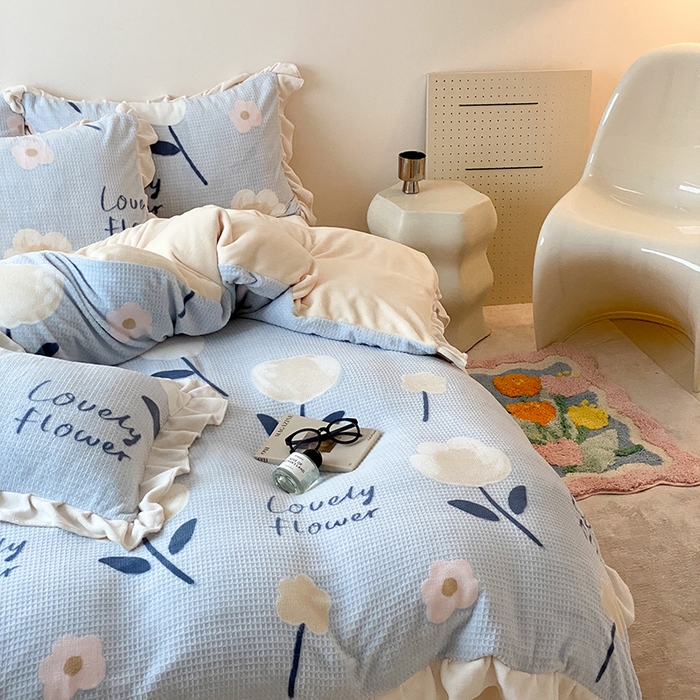 91家纺网 家纺一手货源 找家纺 潘朵拉家纺 2023新款雕花韩式华夫格花边牛奶绒四件套  小情调（蓝）