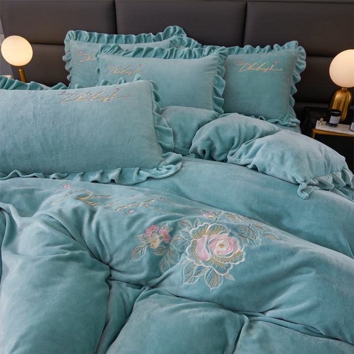 91家纺网 家纺一手货源 找家纺 恒爱家纺 2023新款牡丹花开床裙款牛奶绒四件套 浅灰兰