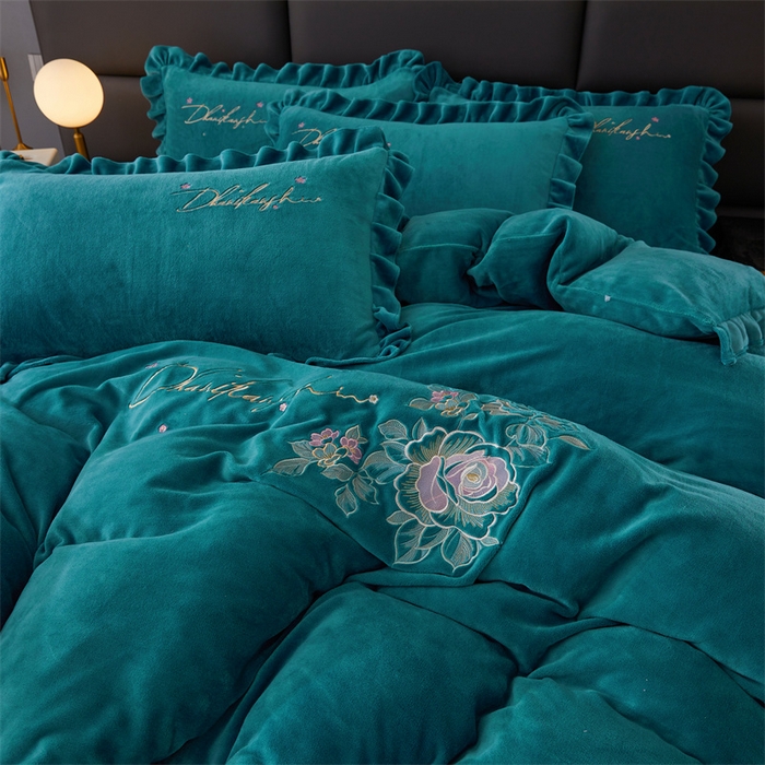 91家纺网 家纺一手货源 找家纺 恒爱家纺 2023新款牡丹花开床裙款牛奶绒四件套 宾利蓝