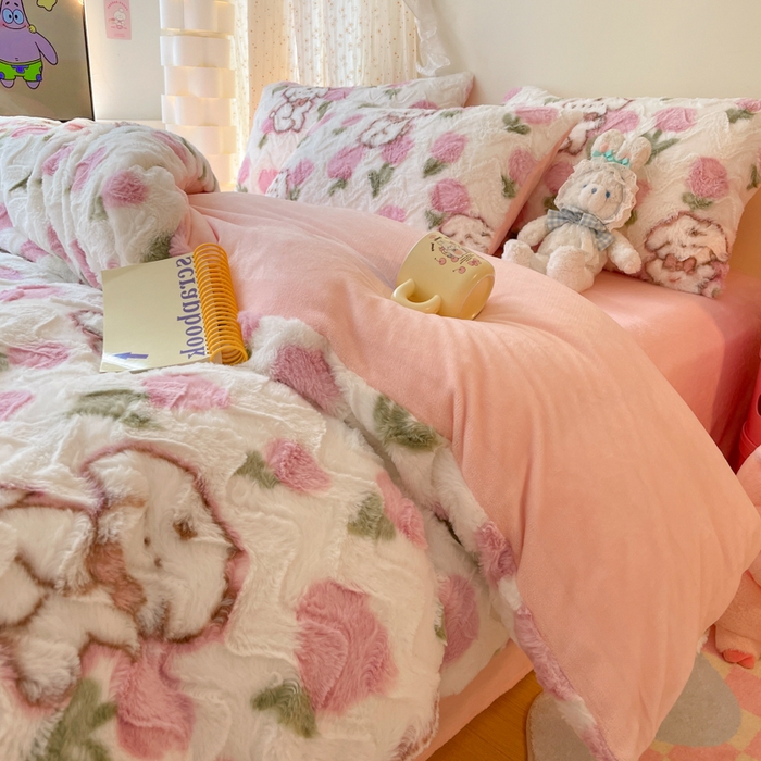 91家纺网 家纺一手货源 找家纺 安哆啦家纺 2024新款加厚9斤印花獭兔毛绒兔兔绒剪花刷花牛奶绒四件套 花朵小狗