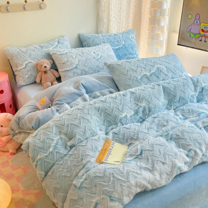 91家纺网 家纺一手货源 找家纺 安哆啦家纺 2024新款加厚9斤印花獭兔毛绒兔兔绒剪花刷花牛奶绒四件套 小熊头