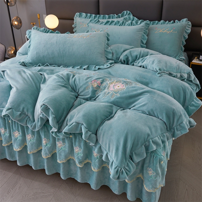 91家纺网 家纺一手货源 找家纺 恒爱家纺 2023新款牡丹花开床裙款牛奶绒四件套 浅灰兰