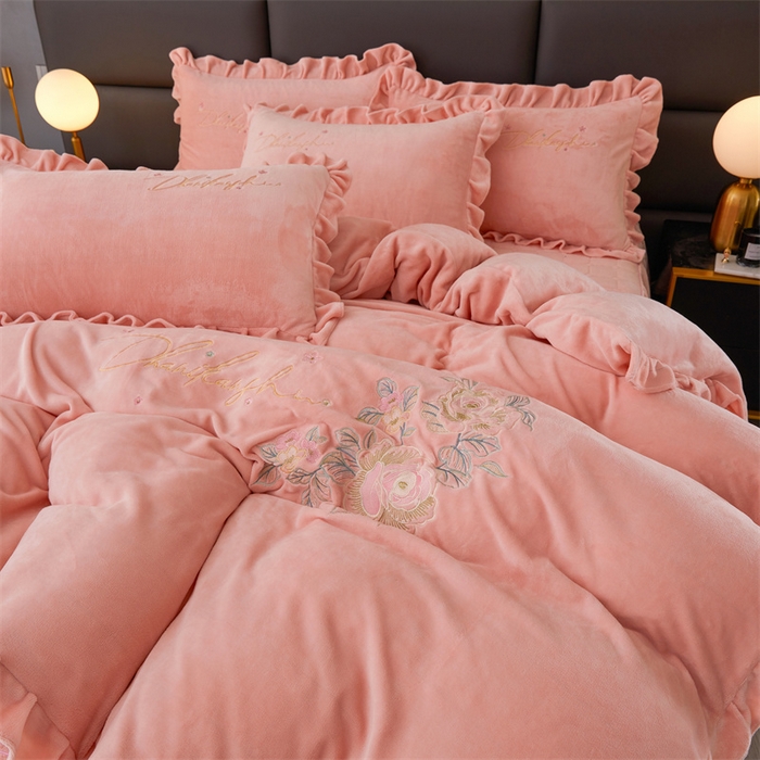 91家纺网 家纺一手货源 找家纺 恒爱家纺 2023新款牡丹花开床裙款牛奶绒四件套 玉色