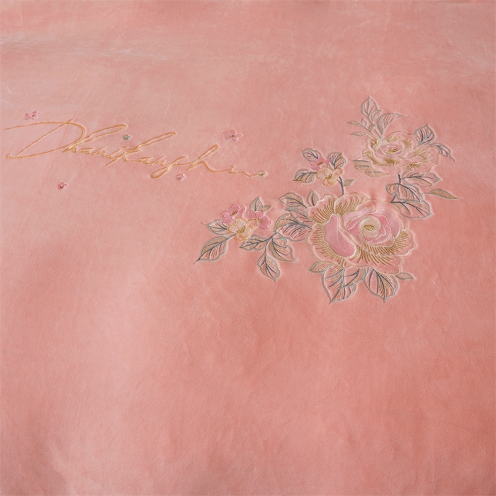 91家纺网 家纺一手货源 找家纺 恒爱家纺 2023新款牡丹花开床裙款牛奶绒四件套 玉色