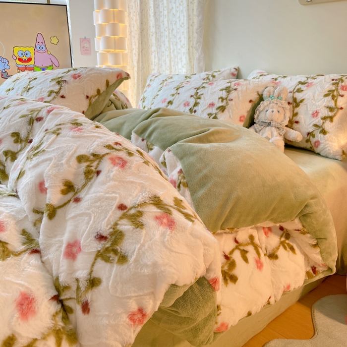 91家纺网 家纺一手货源 找家纺 安哆啦家纺 2024新款加厚9斤印花獭兔毛绒兔兔绒剪花刷花牛奶绒四件套 藤蔓花朵