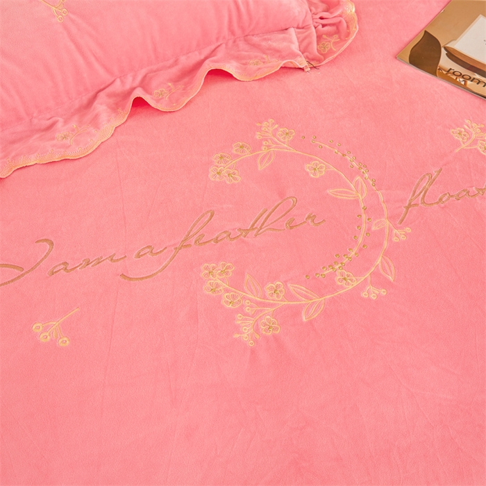 91家纺网 家纺一手货源 找家纺 恒爱家纺 2023新款宝宝绒花好月圆床单款四件套 欧韵粉