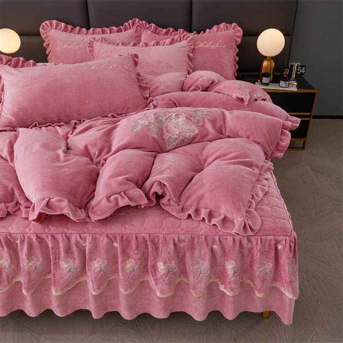 91家纺网 家纺一手货源 找家纺 恒爱家纺 2023新款牡丹花开床裙款牛奶绒四件套 豆沙