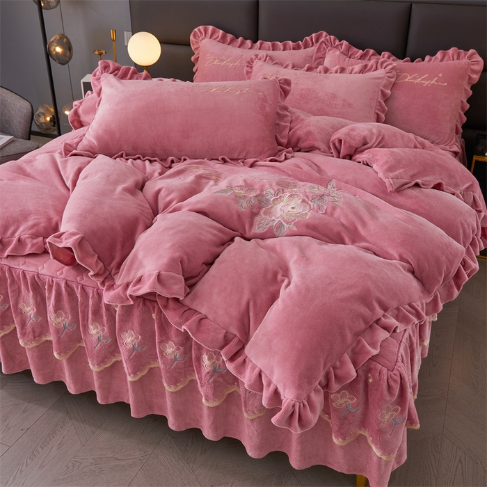 91家纺网 家纺一手货源 找家纺 恒爱家纺 2023新款牡丹花开床裙款牛奶绒四件套 豆沙