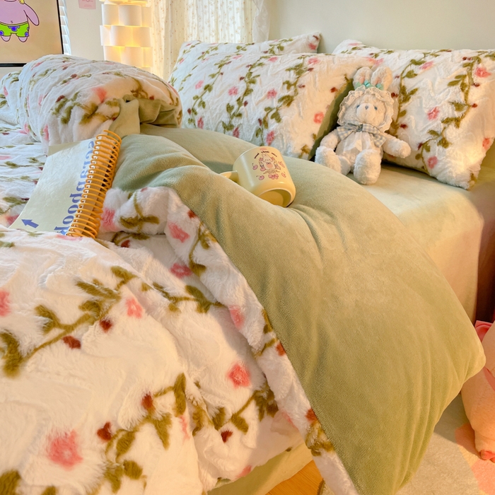 91家纺网 家纺一手货源 找家纺 安哆啦家纺 2024新款加厚9斤印花獭兔毛绒兔兔绒剪花刷花牛奶绒四件套 藤蔓花朵