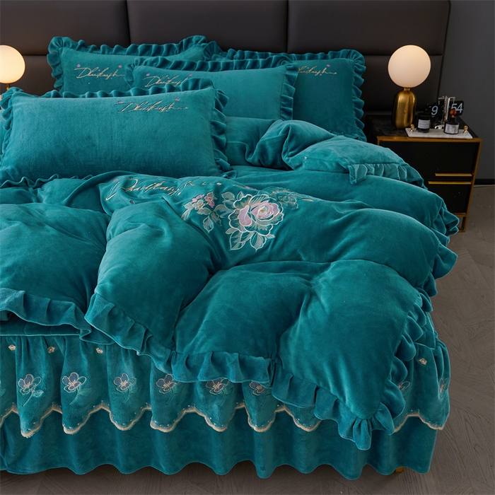 91家纺网 家纺一手货源 找家纺 恒爱家纺 2023新款牡丹花开床裙款牛奶绒四件套 宾利蓝