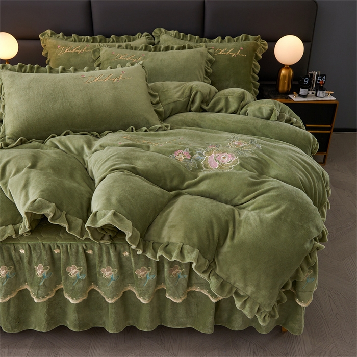 91家纺网 家纺一手货源 找家纺 恒爱家纺 2023新款牡丹花开床裙款牛奶绒四件套 牛油果