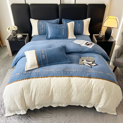 91家纺网 家纺一手货源 找家纺 芯贝儿 2024新款轻奢简约绣花加厚牛奶绒保暖四件套路易--深蓝