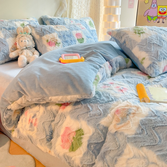 91家纺网 家纺一手货源 找家纺 安哆啦家纺 2024新款加厚9斤印花獭兔毛绒兔兔绒剪花刷花牛奶绒四件套 花园兔兔