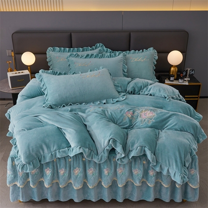 91家纺网 家纺一手货源 找家纺 恒爱家纺 2023新款牡丹花开床裙牛奶绒三件套 浅灰兰