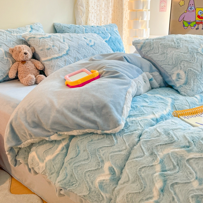 91家纺网 家纺一手货源 找家纺 安哆啦家纺 2024新款加厚9斤印花獭兔毛绒兔兔绒剪花刷花牛奶绒四件套 小熊头