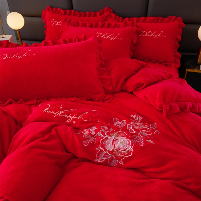 91家纺网 家纺一手货源 找家纺 恒爱家纺 2023新款牡丹花开床裙款牛奶绒四件套 大红