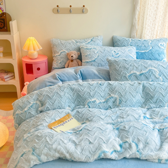 91家纺网 家纺一手货源 找家纺 安哆啦家纺 2024新款加厚9斤印花獭兔毛绒兔兔绒剪花刷花牛奶绒四件套 小熊头