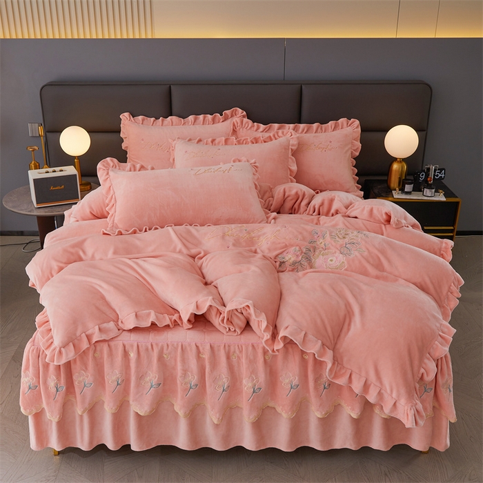 91家纺网 家纺一手货源 找家纺 恒爱家纺 2023新款牡丹花开床裙款牛奶绒四件套 玉色