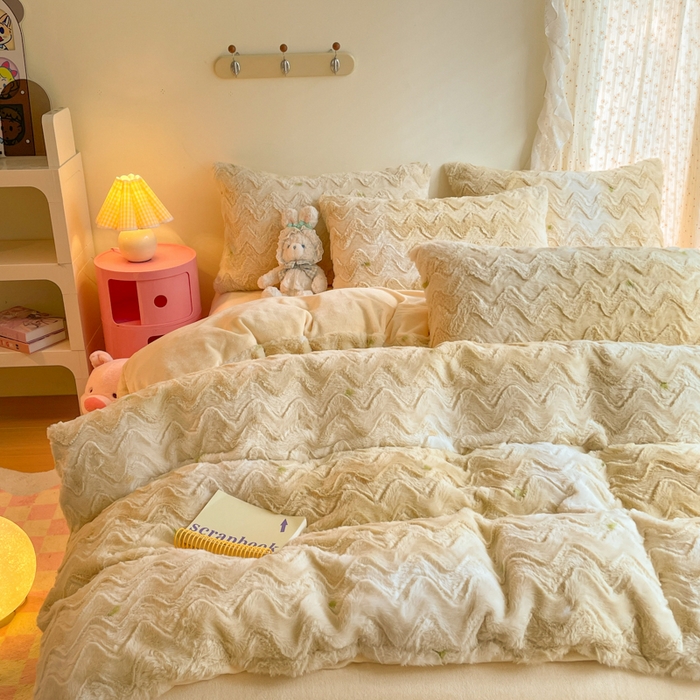 91家纺网 家纺一手货源 找家纺 安哆啦家纺 2024新款加厚9斤印花獭兔毛绒兔兔绒剪花刷花牛奶绒四件套 茶色烟雨