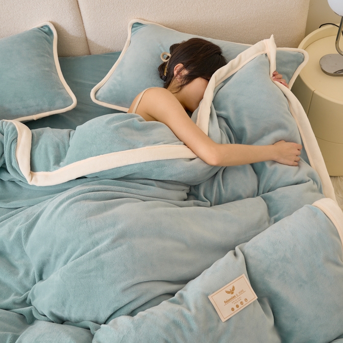 91家纺网 家纺一手货源 找家纺 21度C 2023新款加厚保暖云朵牛奶绒四件套 云朵包边款-浅蓝