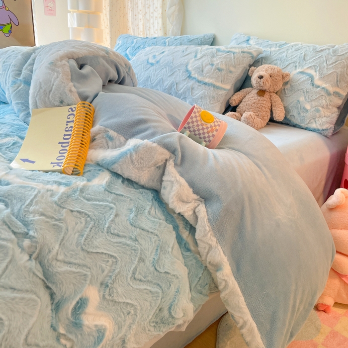 91家纺网 家纺一手货源 找家纺 安哆啦家纺 2024新款加厚9斤印花獭兔毛绒兔兔绒剪花刷花牛奶绒四件套 小熊头