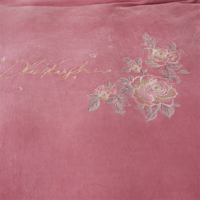 91家纺网 家纺一手货源 找家纺 恒爱家纺 2023新款牡丹花开床裙款牛奶绒四件套 豆沙