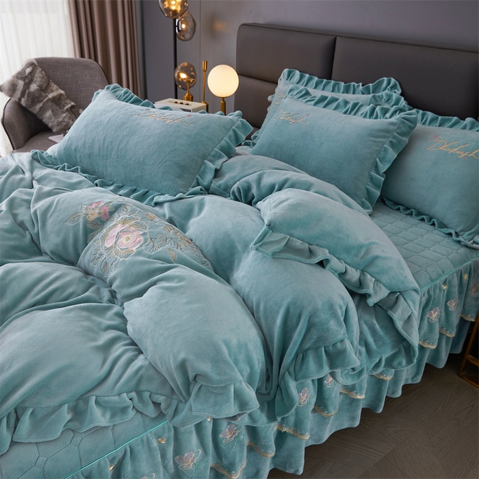 91家纺网 家纺一手货源 找家纺 恒爱家纺 2023新款牡丹花开床裙款牛奶绒四件套 浅灰兰