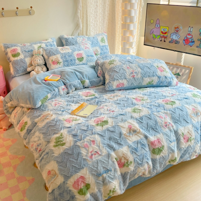 91家纺网 家纺一手货源 找家纺 安哆啦家纺 2024新款加厚9斤印花獭兔毛绒兔兔绒剪花刷花牛奶绒四件套 花园兔兔