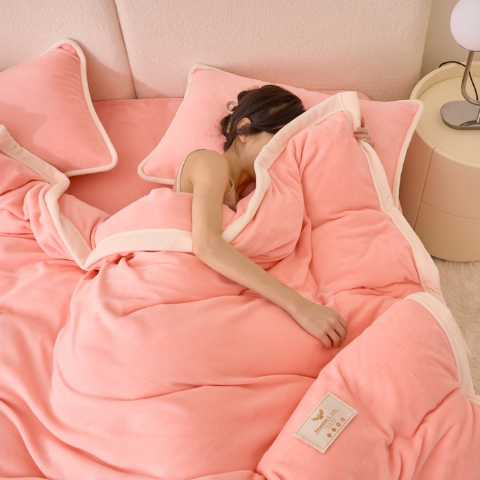 91家纺网 家纺一手货源 找家纺 21度C 2023新款加厚保暖云朵牛奶绒四件套 云朵包边款-浅粉