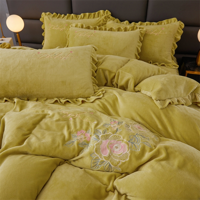 91家纺网 家纺一手货源 找家纺 恒爱家纺 2023新款牡丹花开床裙款牛奶绒四件套 暗黄