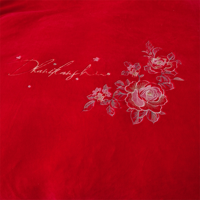 91家纺网 家纺一手货源 找家纺 恒爱家纺 2023新款牡丹花开床裙款牛奶绒四件套 大红