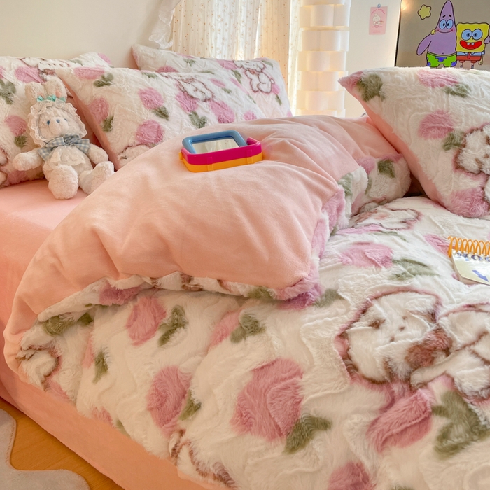 91家纺网 家纺一手货源 找家纺 安哆啦家纺 2024新款加厚9斤印花獭兔毛绒兔兔绒剪花刷花牛奶绒四件套 花朵小狗